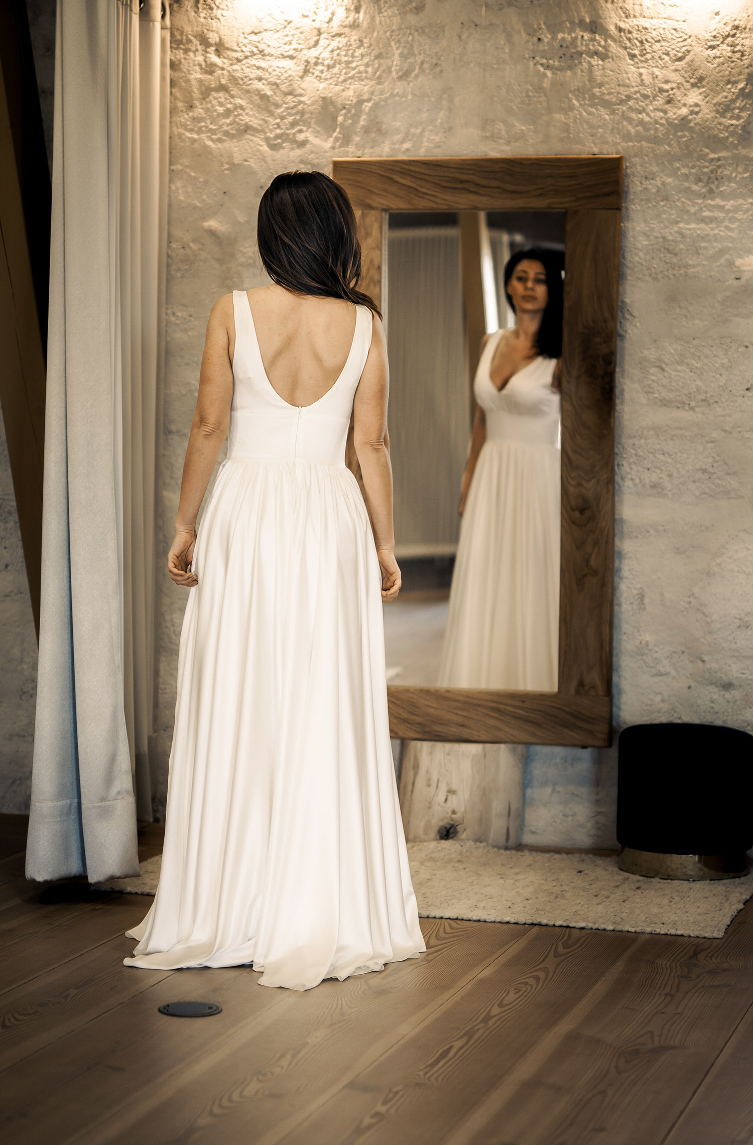 Eine Frau trägt das Brautkleid Larissa von Sina Fischer