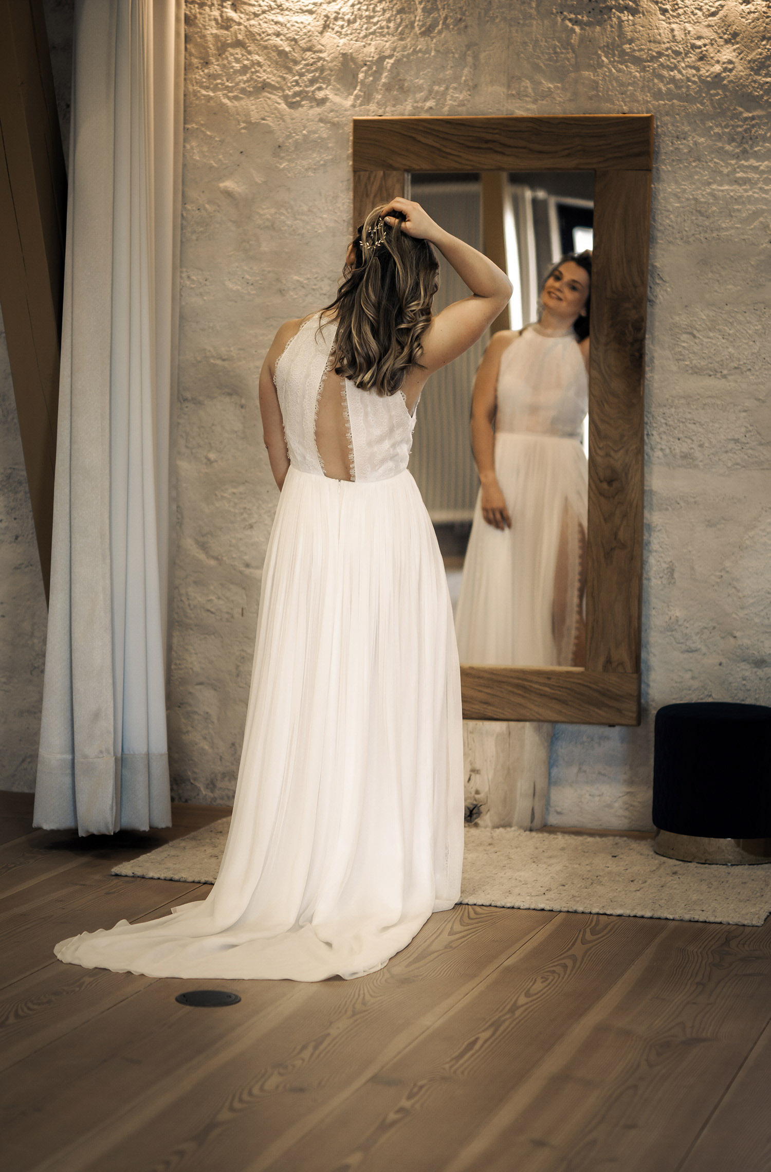 Eine Frau trägt das A-Linien Kleid Belinda von Kisui Berlin