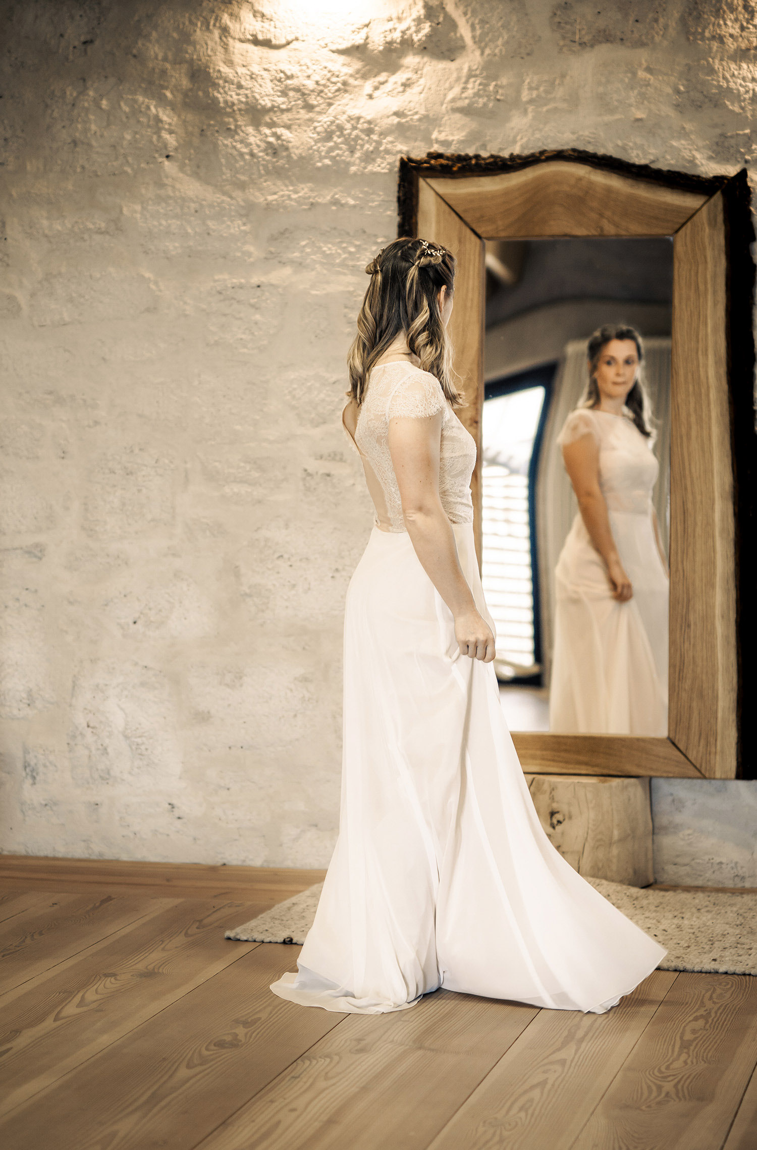 Eine Frau trägt das Fit and Flair Kleid Lesley von Therese&Luise